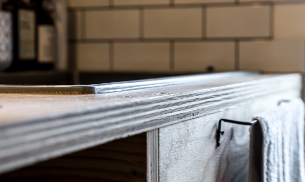 写真:針葉樹のぶこつなキッチンの一例