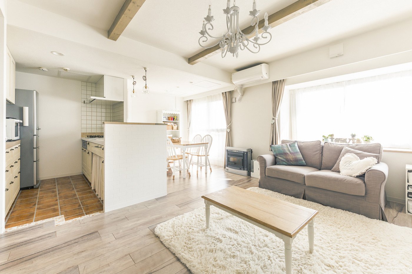 写真:J-リノベの施工事例(暮らしやすさも可愛らしさも 好きな白でまとめた明るいおうち)