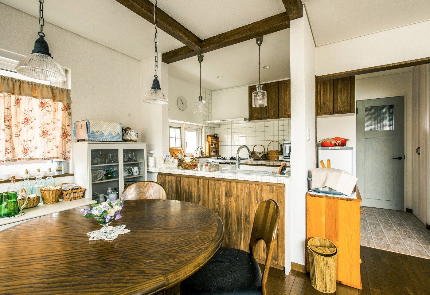 写真:J-リノベの施工事例(これなら変えたい!と思える、 木とタイルのキッチンに出会って)