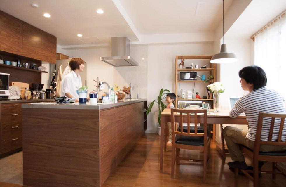 写真：J-リノベの施工事例（壁に囲まれた閉鎖的なキッチンを一新）