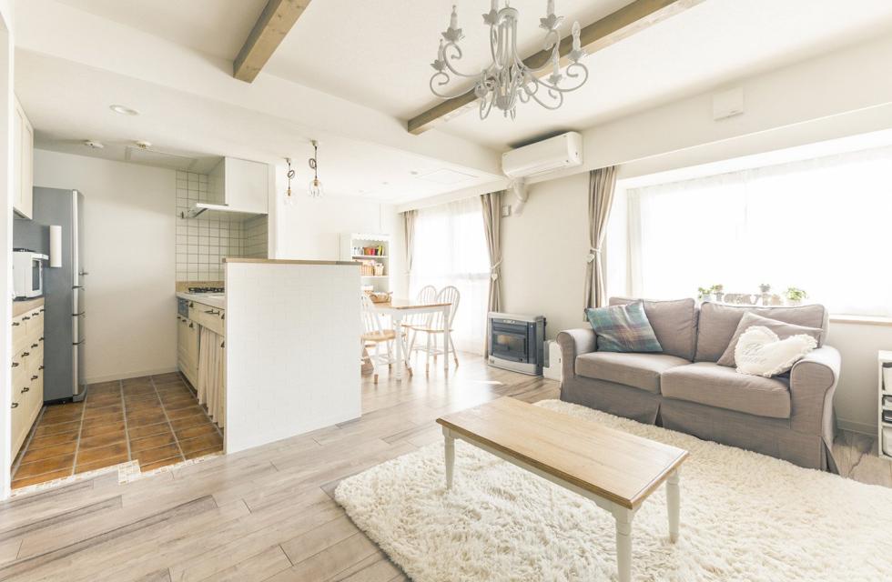 写真：J-リノベの施工事例（暮らしやすさも可愛らしさも 好きな白でまとめた明るいおうち）