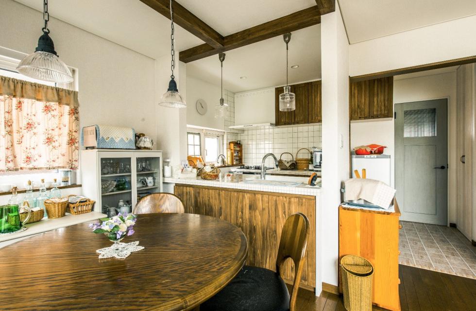 写真：J-リノベの施工事例（これなら変えたい！と思える、 木とタイルのキッチンに出会って）