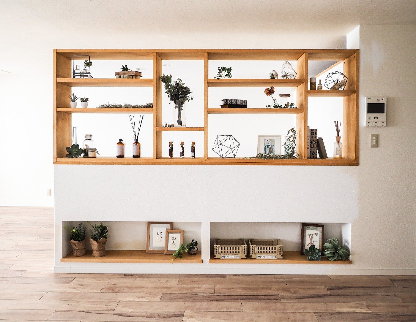 造作の飾り棚の仕切りがおしゃれ