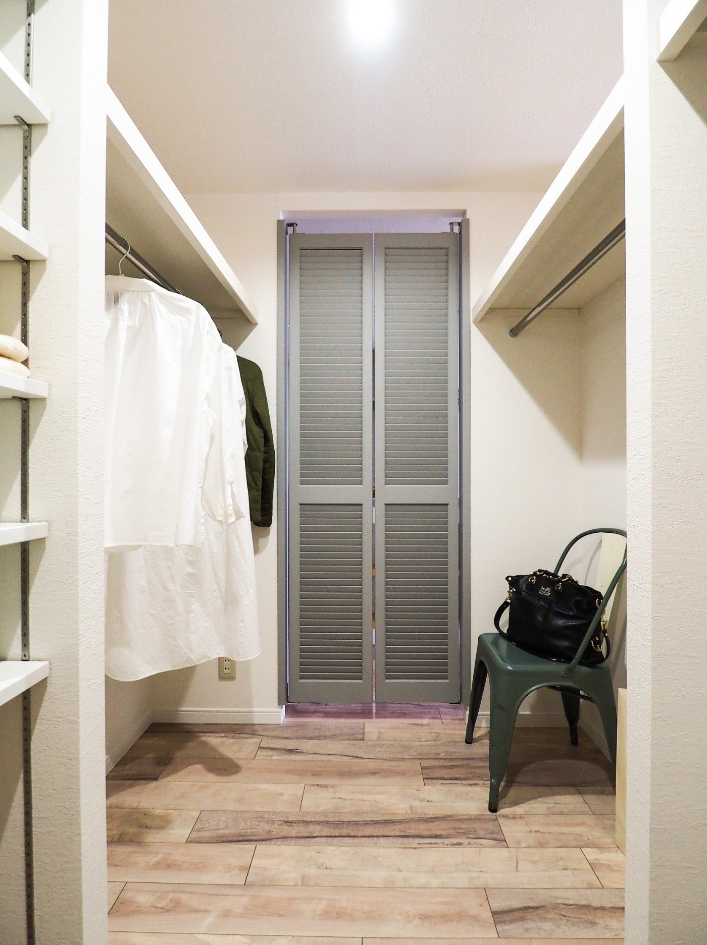 ウォークスルーのクローゼットが機能的で見た目もショップ風