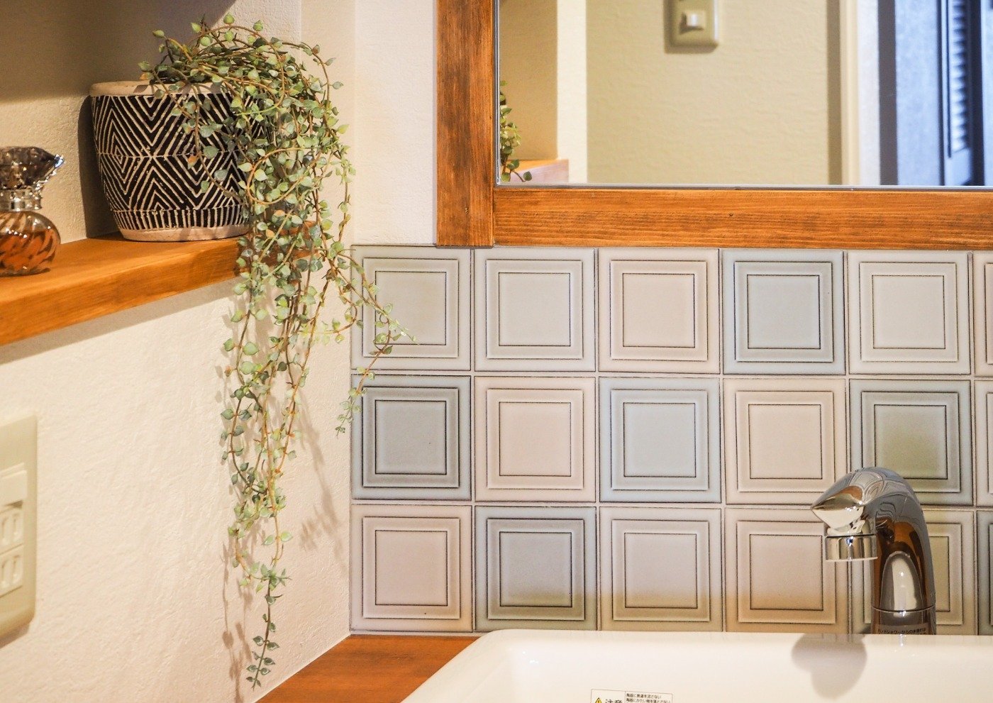 ナチュリエオリジナルの洗面台は、マットな質感のタイルを採用