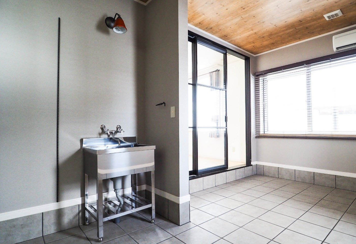 写真:J-リノベの施工事例(広い土間で趣味を楽しむ暮らし。)