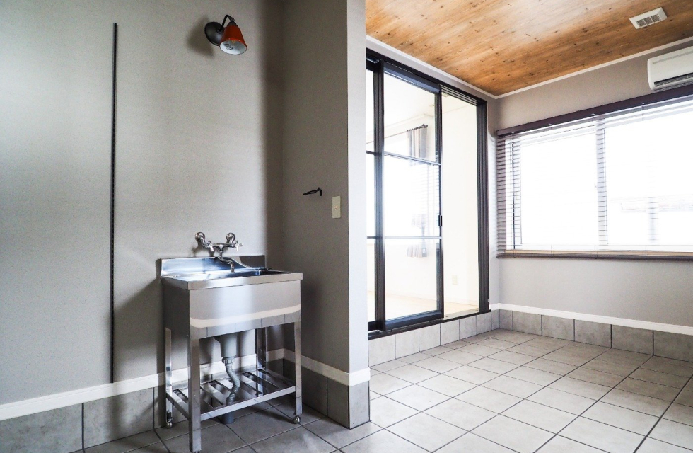 写真：J-リノベの施工事例（広い土間で趣味を楽しむ暮らし。）