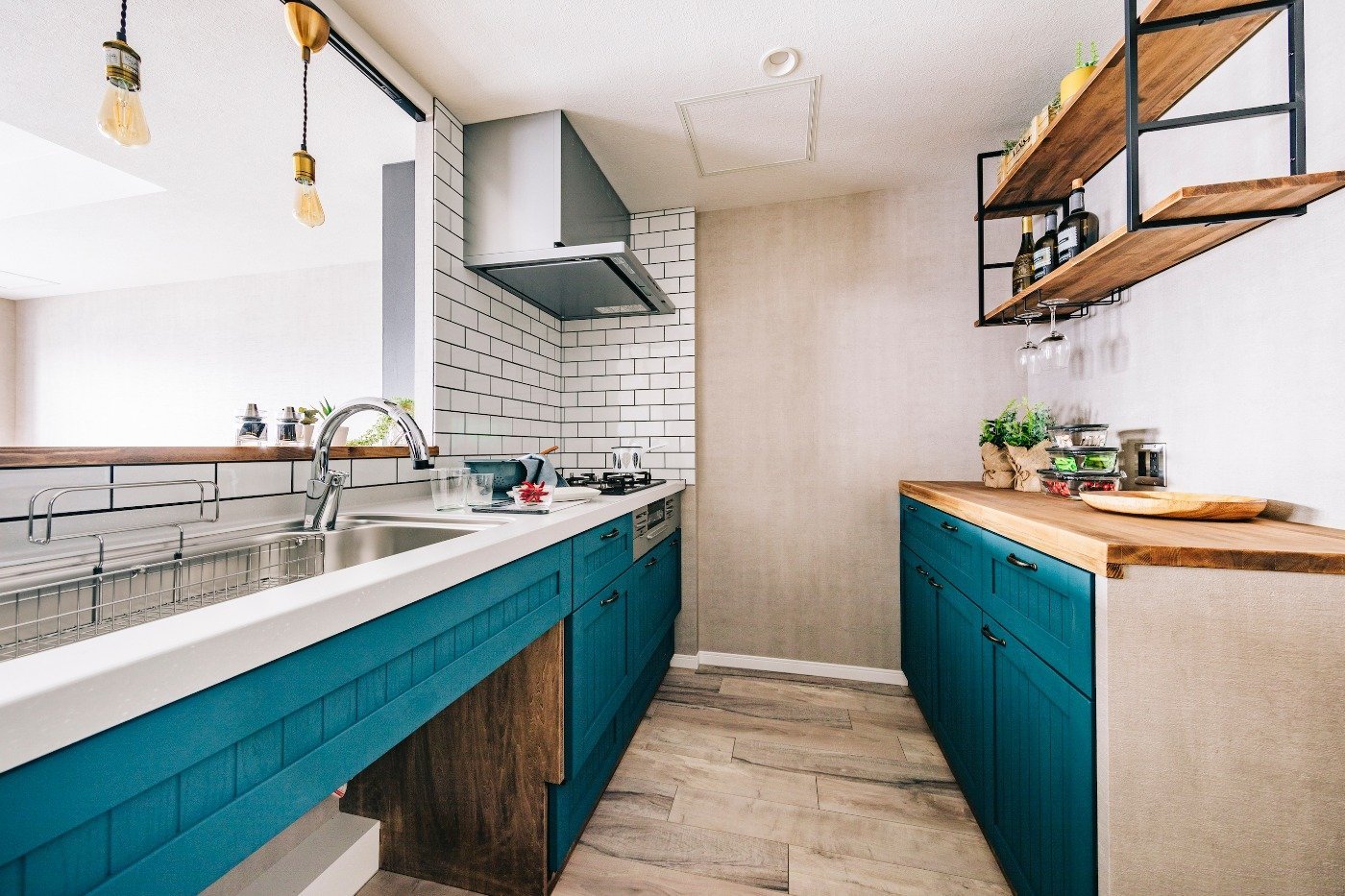 オリジナルのキッチンは、ブルーの塗装が印象的