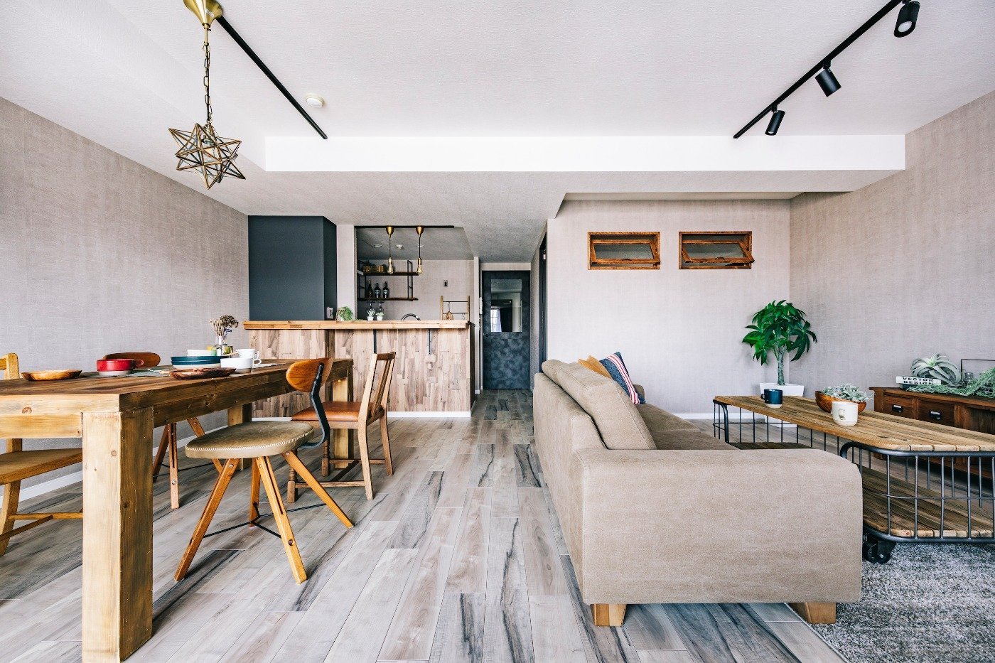 写真:J-リノベの施工事例(カフェのような、やわらかな女性らしい空間)