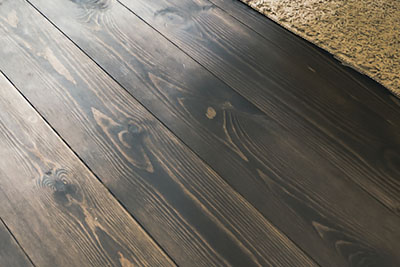 写真:無垢フローリング レッドパイン材